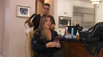 Chaser Star Sweater porté par Emily Simpson comme on le voit dans The Real Housewives of Orange County (S17E12)