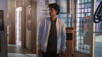 La veste blanche portée par Miguel Diaz (Xolo Maridueña) dans la série Cobra Kai (Saison 4)
