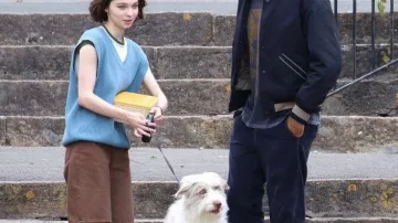 Le bermuda marron porté par Emma Myers aka Pip Fitz-Amobi sur le tournage de la série A Good Girl's Guide to Murder (Saison 1)