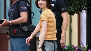 Le jeans à empiècements porté par Emma Myers interprète de Pip Fitz-Amobi dans la série A Good Girl's Guide to Murder sur le tournage de la saison 1