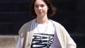 Le t-shirt "Somewhere, anywhere, everywhere" porté par Emma Myers interprète de Pip Fitz-Amobi sur le tournage de la série A Good Girl's Guide to Murder