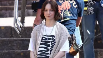 Cardigan de Pip Fitz-Amobi (Emma Myers) dans A Good Girl's Guide to Murder (S01)