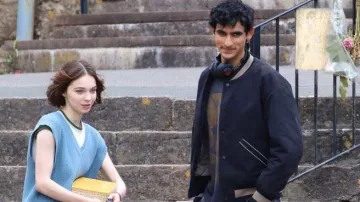 Le blouson bleu porté par Zain Iqbal aka Ravi Singh sur le tournage de la série A Good Girl's Guide to Murder (Saison 1)