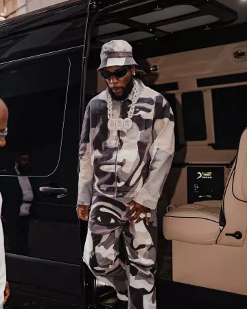 Louis Vuitton Grey & Beige Patchwork Bucket Hat usado por Burna Boy en su cuenta de Instagram @burnaboygram