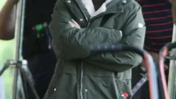 Sobrecamisa gris usada por Flora (Eve Hewson) como se ve en la película Flora and Son