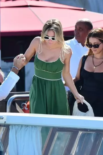 Miu Miu Wander Matelasse Nappa Leather Mini Hobo Bag usado por Sydney Sweeney en la cuenta de Instagram @sydney_sweeney
