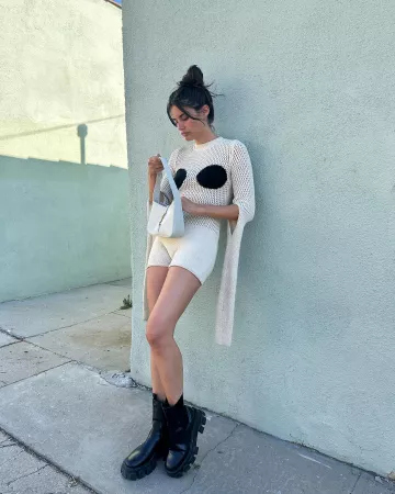 Botas de cuero cepillado Prada Monolith usadas por Sara Sampaio en su Instagram el 30 de agosto de 2023