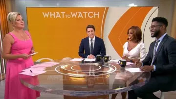 Vestido de cambio de escote asimétrico del mercado negro de la Casa Blanca usado por Meg Oliver como se ve en CBS Mornings el 31 de agosto de 2023