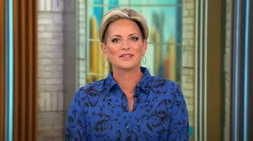 Tahari Floral Print Long Sleeve Button-Up Shirt in Inked Floral Print usado por Jamie Yuccas como se ve en CBS Mornings el 1 de septiembre de 2023