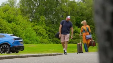 Chanel Clas­sic Jum­bo Flap Bag worn by Paris Fury as seen in At Home with the Furys (S01E03)