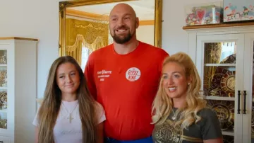 River Island Plus RR Graphic Button Shoulder T-shirt in Khaki worn by Paris Fury as seen in At Home with the Furys (S01E07)