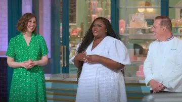 Vestido Hvn Maria en melocotón verde usado por Vanessa Bayer como se ve en The Big Nailed It Baking Challenge (S01E02)