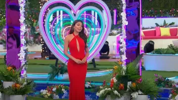 Robe découpée Blumarine Halter Neck en rouge portée par Sarah Hyland vue dans Love Island (S05E37)