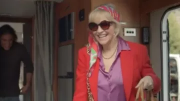 Gafas de sol Prada PR 16WS usadas por Daisy (Rebecca Gibney) como se ve en Under the Vines (S02E05)