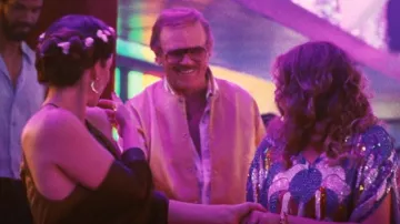 Celine Homme Teddy embelleció la chaqueta bombardera de satén aplicado usada por Jerry Buss (John C. Reilly) como se ve en Winning Time: The Rise of the Lakers Dynasty (S02E05)