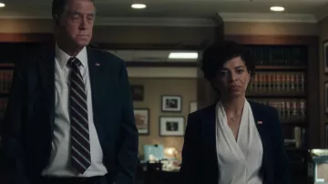 Calvin Klein Blusa de mujer con pliegue invertido usada por Kate Sacker (Condola Rashad) como se ve en Billions (S07E04)