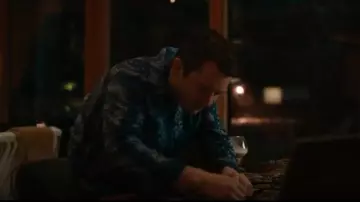 Desmond & Dempsey Pock­et Print­ed Linen Pa­ja­ma Set worn by Walter (Elijah Wood) as seen in Yellowjackets (S02E08)