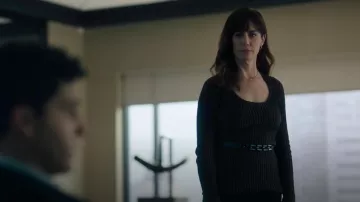 Suéter de cuello alto de costilla chapado en marca blanca Proenza Schouler usado por Wendy Rhoades (Maggie Siff) como se ve en Billions (S07E04)