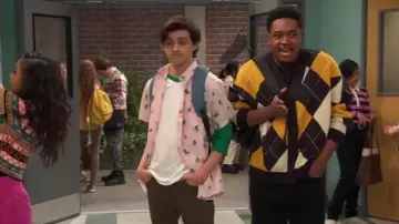 Bershka Ar­gyle Cardi­gan in Yel­low and Gray worn by Booker Baxter (Issac Ryan Brown) as seen in Raven's Home (S06E15)