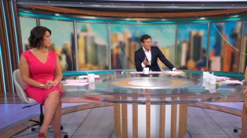 Diane Von Furstenberg Bevin Vaina usada por Dana Jacobson vista en CBS Mornings el 3 de septiembre de 2023