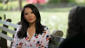 Blusa frontal halógena cruzada en pintura multifloral blanca usada por Nancy Chen como se ve en CBS Mornings el 3 de septiembre de 2023