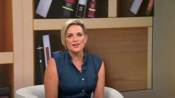 Melloday Sleeveless Button Front Satin Shirtdress In Dark Blue porté par Jamie Yuccas comme vu dans CBS Mornings le 4 septembre 2023