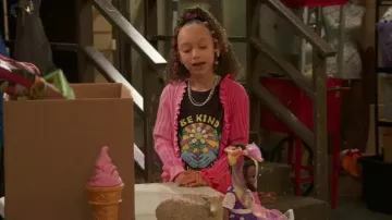 Treasure & Bond Kids Be Kind Cotton Graphic Tee worn by Alice Baxter (Mykal-michelle Harris) as seen in Raven's Home (S06E16)