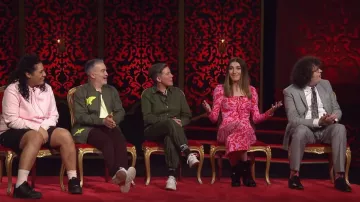 Vestido de corbata Ruby Bobbi usado por Melanie Bracewell como se ve en Taskmaster NZ (S04E07)