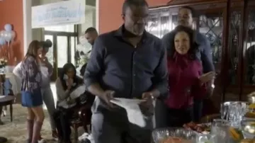 Gucci Plisse Cravate à manches longues à manches longues porté par Lady Mae Greenleaf (Lynn Whitfield) vu dans Greenleaf (S02E01)