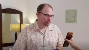 Chemise de camp à manches courtes Dockers Relax Fit portée par David dans 90 Day Fiancé: Before the 90 Days (S06E13)