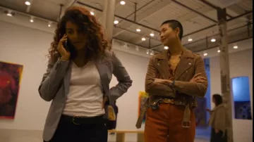 Chaqueta Blank Nyc Faux Suede Moto usada por Eloise Yee (Tina Wonglu) como se ve en Full Circle (S01E01)