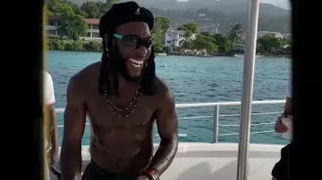 Kangol Black Felt 504 Hat porté par Burna Boy dans Cheat On Me feat. Clip vidéo de Dave