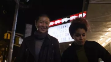Allsaints Cargo Leather Biker Jacket usada por Eloise Yee (Tina Wonglu) como se ve en Full Circle (S01E01)