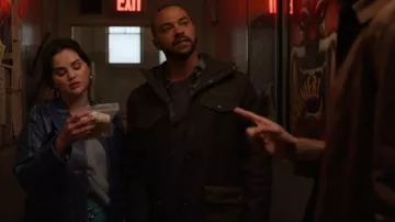 Fjällräven Greenland Winter Jacket Dark Olive & Grey usada por Tobert (Jesse Williams) como se ve en Only Murders in the Building (S03E06)