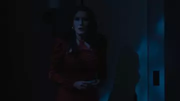 Astr The Label Cnched Halterneck Satin Dress porté par Zoe (Zoë Chao) comme on le voit dans The Afterparty (S02E10)