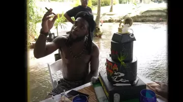 Kangol Black Felt 504 Hat porté par Burna Boy dans Cheat On Me feat. Clip vidéo de Dave