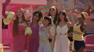 Pantalones rosas usados por Barbie (Alexandra Shipp) en la película Barbie