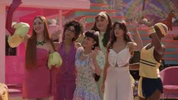 Vestido rosa con guantes usados por Barbie (Hari Nef) en el vestuario de la película Barbie
