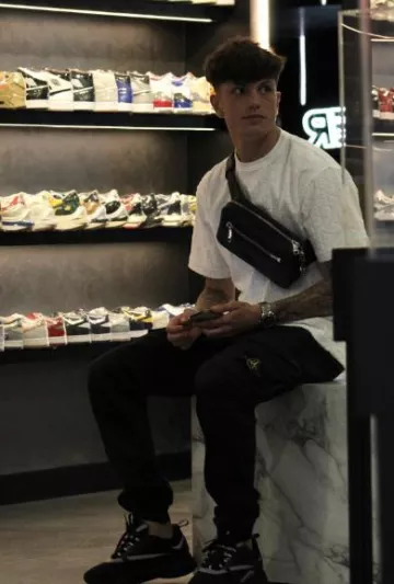 Camiseta oblicua Dior White Terry usada por Alejandro Garnacho en su cuenta de Instagram @garnacho7