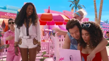 Western Short blanc porté par Barbie (Issa Rae) dans les tenues de film Barbie