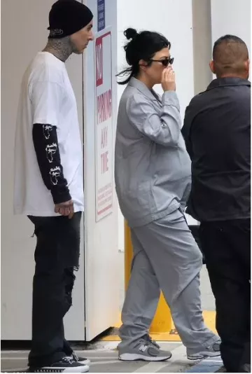 Zapatillas New Balance 990V5 usadas por Kourtney Kardashian en el Hospital de Los Ángeles el 2 de septiembre de 2023