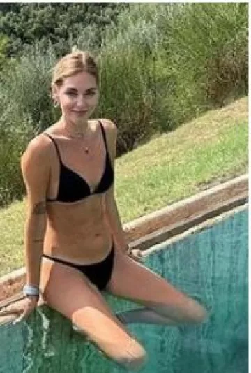 Calzedonia Gradué Soft Padded Triangle Swimsuit Top Indonesia in Black porté par Chiara Ferragni sur son Instagram le 2 septembre 2023