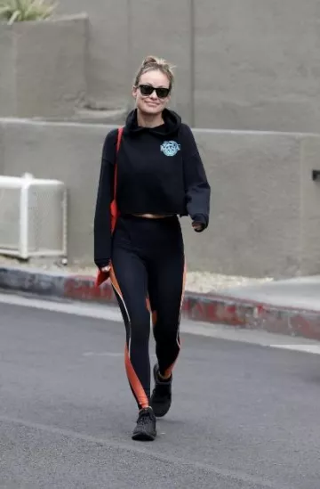 P. E. Nation Oakmont Legging en negro usado por Olivia Wilde en Los El 6 de septiembre de 2023