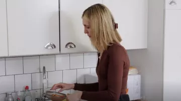 Bodysuit H&M V-neck usado por Cleo como se ve en 90 Day Fiancé: Before the 90 Days (S06E14)