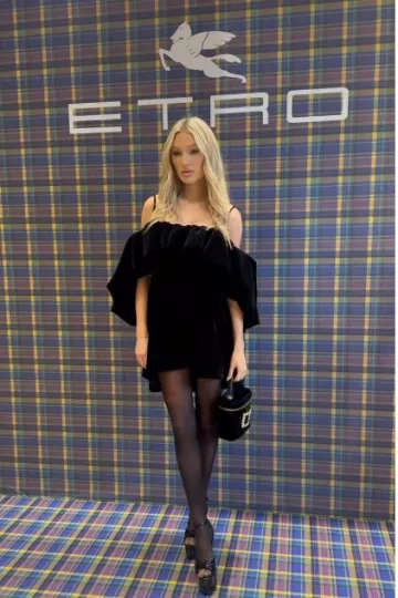 Roger Vivier Vanity Strass Buckle Mini Bag usado por Meredith Duxbury en el evento Etro el 6 de septiembre de 2023