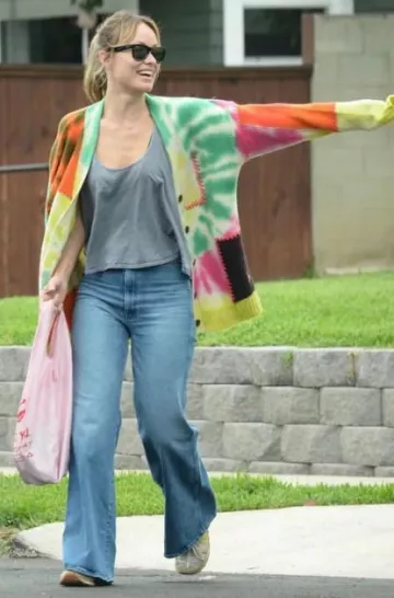 Frame x Julia Sarr-Jamois Tie Dye Cardigan usado por Olivia Wilde en Los Ángeles el 2 de septiembre de 2023