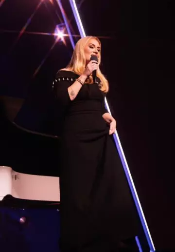 Lela Rose Pearl Detail Robe colonne bas en crêpe de laine portée par Adele pour son concert du week-end le 1er septembre 2023