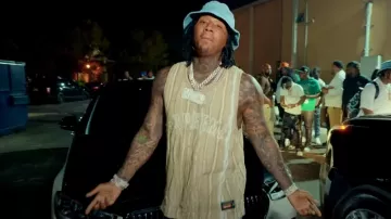 Supreme Light Blue Denim Outline Bucket Hat porté par Moneybagg Yo dans Nun Like Me (Clip officiel)