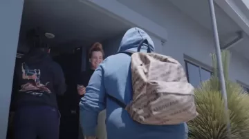 Balenciaga Beige Allover Logo Explorer Mochila usada por Big Homiie G en No Adlibs Official Music Video