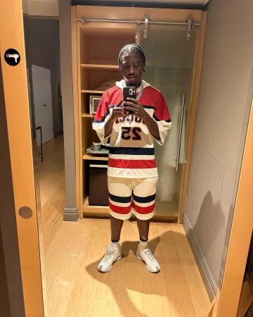 Gucci White, Red, & Blue Mesh Hockey Jersey usado por Trench Kid en su cuenta de Instagram @liltjay